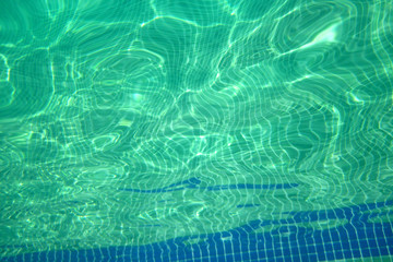 Superficie de una piscina vista desde el fondo