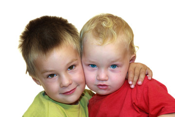 zwei Brüder umarmen sich