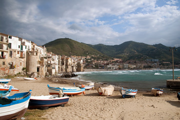 Fototapeta na wymiar Plaży i nabrzeża Cefalu na Sycylii, Włochy
