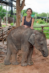 Fototapeta premium Teenager mit Babyelefant