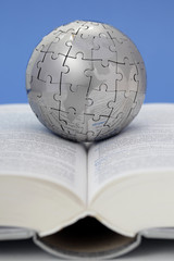 Puzzle Globus auf offenem Buch