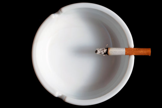 Zigarette im Aschenbecher V2