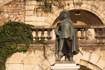 statue de D'artagnan à Auch en contre plongée