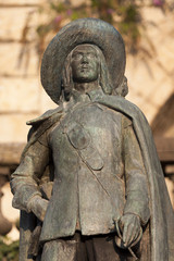 Fototapeta na wymiar posąg d'Artagnana w Auch, amerykański plan