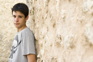 joven apoyado en la pared
