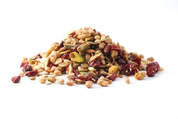 Müsli mit Nüssen und getrockneten Früchten auf weißem Hintergrund