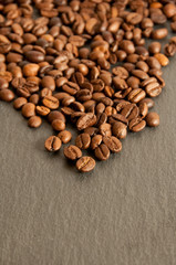 grains de café sur ardoise