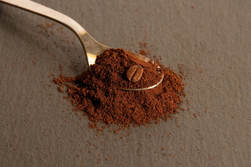 cuillère, grains et café moulu