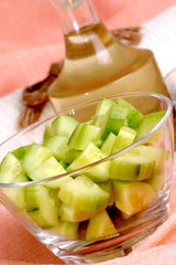 frischer gewuerfelter Gurkensalat in einem Glas