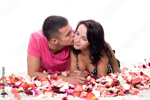 Влюбленные партнеры трахаются с лепестками роз