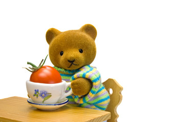 Kleiner Bär trinkt "Tomatensaft"