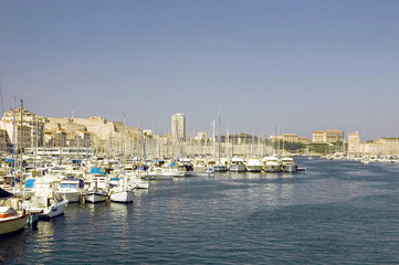 Fototapeta na wymiar Blick auf Marseille vom Mittelmeer aus