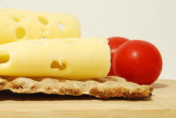 Knäckebrot mit Käse und Tomaten