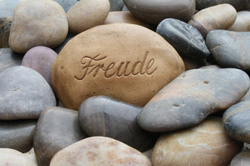Stein mit der Inschrift Freude