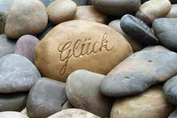 Stein mit der Inschrift Glück