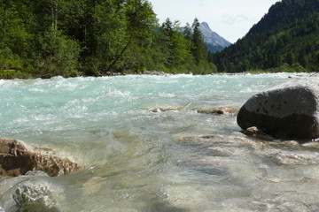 Fluss mit Büschen und Bergen