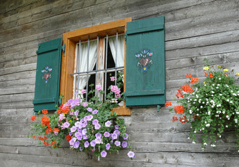 Fenster mit Blumen in den Bergen