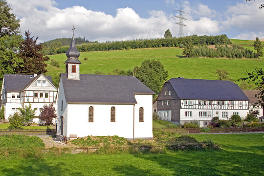 Dorfidylle im Schmallenberger Sauerland (S&ouml;gtrop)
