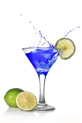Zelfklevend Fotobehang Blauwe cocktail met plons op wit wordt geïsoleerd © artjazz