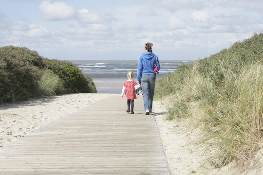mutter und kind auf dem weg zum strand