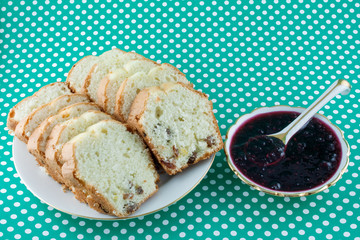 Cake with raisins and jam