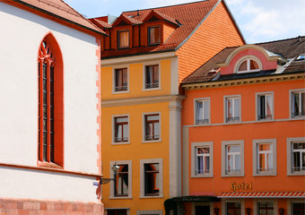 Fototapeta premium Detail Stiftskirche und Häuser, Marktplatz Baden-Baden