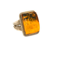 Ring with amber
