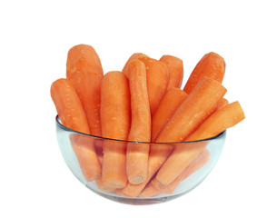 Очищенная морковь в миске