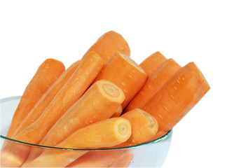 Очищенная морковь в миске.