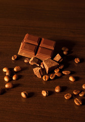 carré de chocolat et grains de café