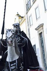 Caballero medieval preparado para el torneo.