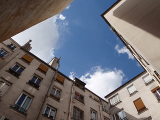 Fototapeta na wymiar Ciel bleu depuis une cour d'immeuble à Paris