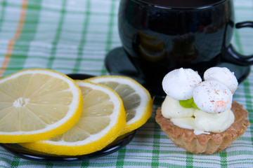 Cupcakes on the green napkins and tea