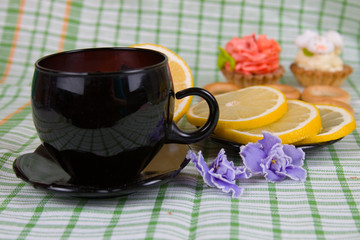 Cupcakes on the green napkins and tea