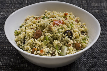 Ensalada de cuscús. Plato tradicional marroquí.