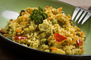 Couscous con verduras. Plato marroquí.