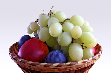 Cestino con uva, pesca e prugne