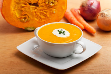 Kürbissuppe in einer weißen Suppentasse