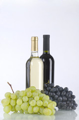 Obraz na płótnie Canvas Białe i czerwone wino z winogron