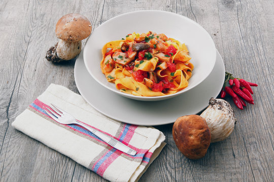 pasta italiana con pomodoro e funghi