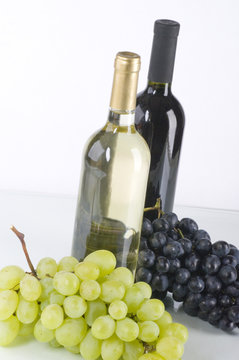 White and red wine with grapes