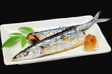 grilling fish with salt of the saury