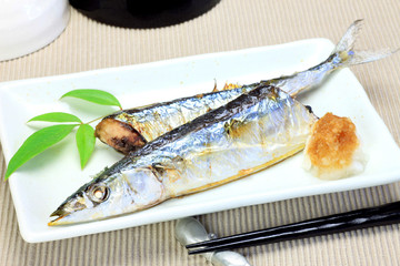 grilling fish with salt of the saury