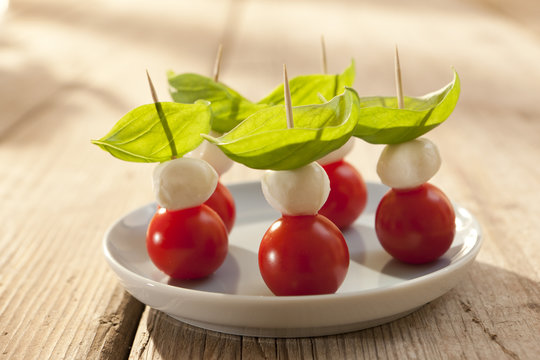 Tomate-Mozzarella-Basilikum-Spie&szlig;chen