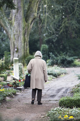 seniorin auf dem friedhof
