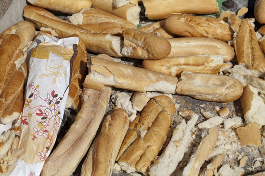 gaspillage de pains secs baguettes jeter dans la rue