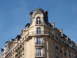 Fototapeta na wymiar Façade d'immeuble de standing du quartier de Passy à Paris