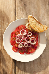 Tomatensalat mit roten Zwiebeln und geröstetem Brot