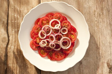 Tomatensalat mit roten Zwiebeln