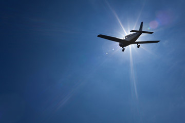 Fototapeta na wymiar Licencja blue sky słońcem samolotu lotnictwa pilota